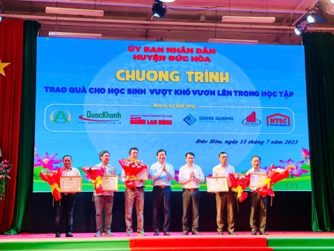 CHƯƠNG TRÌNH TRAO QUÀ CHO HỌC SINH VƯỢT KHÓ TRONG HỌC TẬP